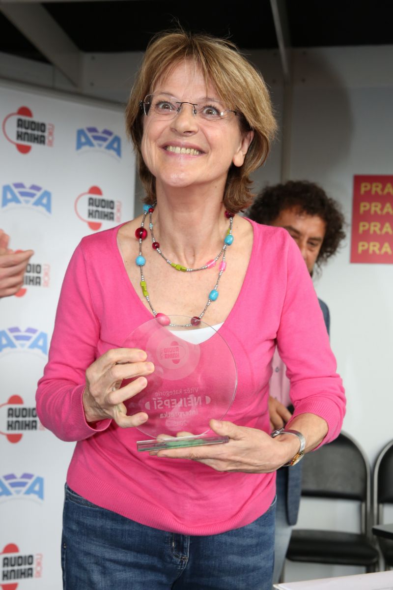 Za svůj čtený projev si odnesla cenu Nejlepší interpretka roku 2015. 