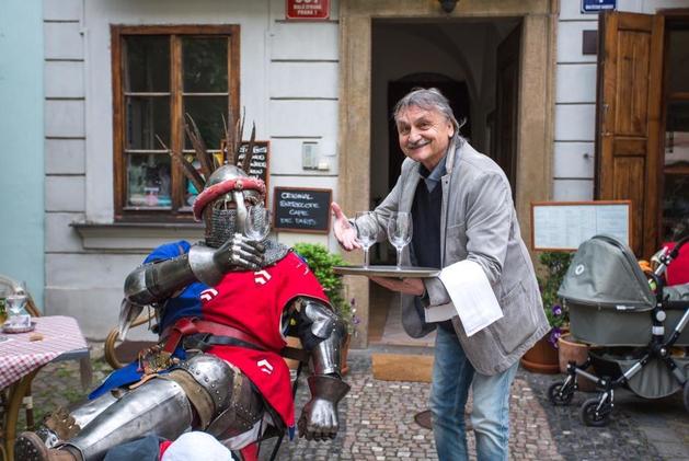 Pavel Soukup opět dabuje ve třetím pokračování Návštěvníků Jeana Rena, a tak měl možnost přivítat hosty ze středověku v Praze.