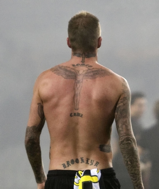David Beckham má nahoře na krku okřídlený keltský kříž. Tento symbol si bohužel přisvojili nacisté.