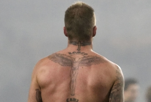 David Beckham má nahoře na krku okřídlený keltský kříž. Tento symbol si bohužel přisvojili nacisté.