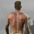 David Beckham má nahoře na krku okřídlený keltský kříž. Tento symbol si bohužel přisvojili nacisté.