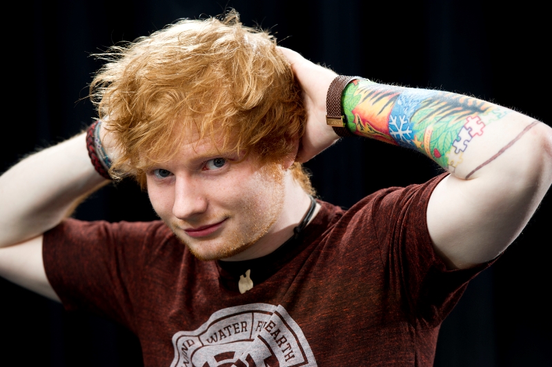 Ed Sheeran má tetování nespočet. Mezi bandity doporučujeme zakrýt kozu, která značí, že je policejní práskač.