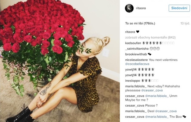 Rita Ora vsadila na růži s trny. V ruském vorovském systému je to znak pro ty, kteří se dostali do vězení již velmi brzy.