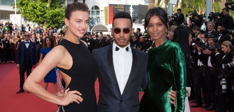 Irina Shayk se objevila na červeném koberci v Cannes s Lewisem Hamiltonem a Liyou Kebede.