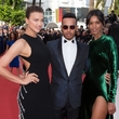 Irina Shayk se objevila na červeném koberci v Cannes s Lewisem Hamiltonem a Liyou Kebede.