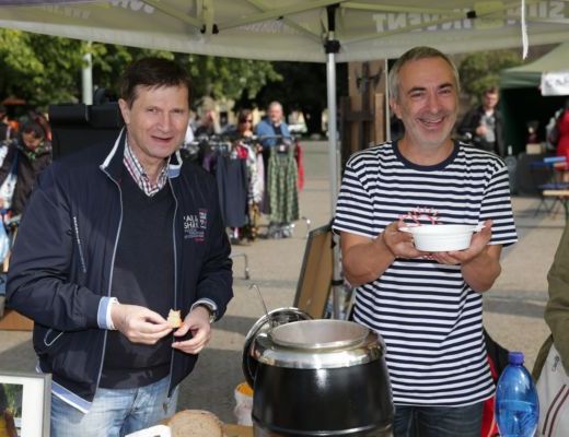 Loni vařil Petr Vacek houbovou polévku. Chutnala i Janu Hrušínskému.
