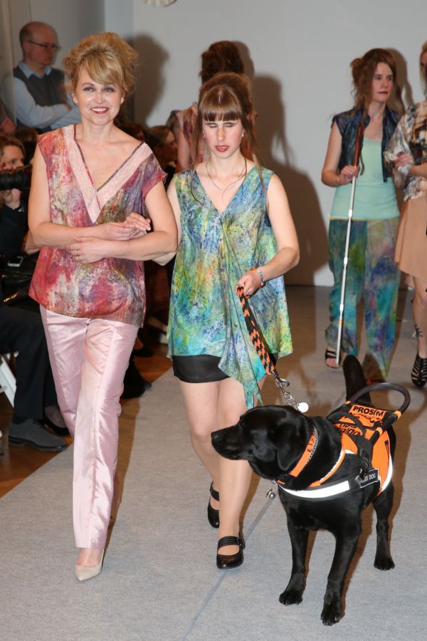 I nevidomé dámy byly za pomoci vodících psů tento večer modelkami.