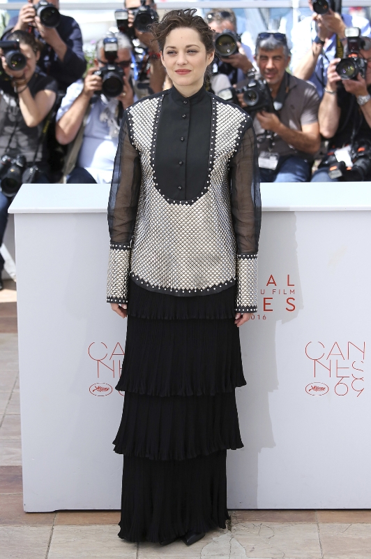 I mistr tesař se někdy utne. Marion Cotillard patřívá k nejlépe oblékaným celebritám, černé šaty s "bryndákem" jsou ale úlet.