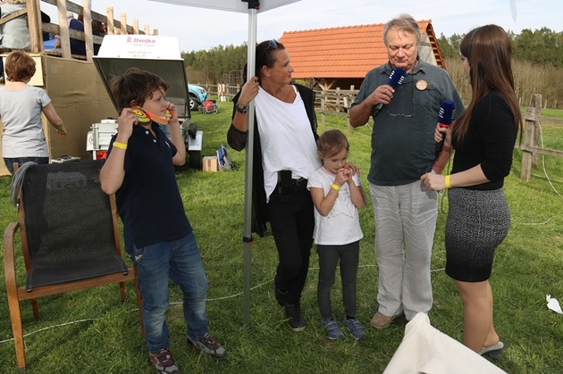 Režisér se nenechá zastrašit a vezme rodinu letecky na dovolenou k moři.