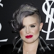 Kelly Osbourne stojí za svou matkou Sharon a zároveň má jasno, kdo za vše může.