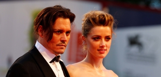 Zdroj britského deníku The Sun tvrdí, že měla herečka za Johnnyho zády poměr se ženou.