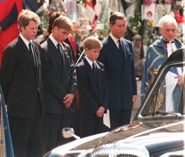 Rozhodl tak její bratr Earl Charles Spencer (vlevo). Společně s Dianiným bývalým manželem princem Charlesem a syny Williamem a Harrym při jejím pohřbu.