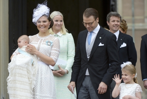 Mávání poddaným švédskou princezničku Estelle baví.