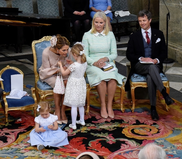 Živé královské děti pobavily i princeznu Mette-Marit a prince Frederika. Sami mají doma také takové lumpy.