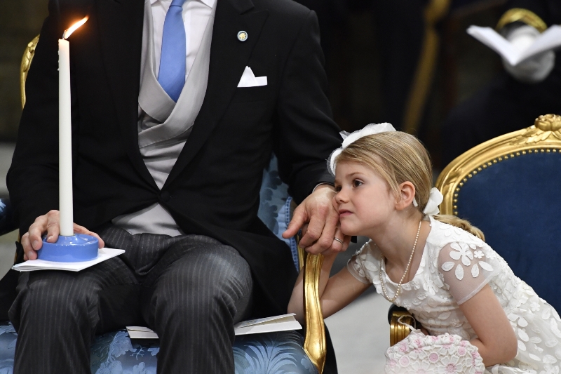 Estelle se držela tatínka prince Daniela při obřadu za ruku a zoufale se nudila.