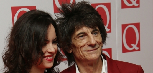 Kytarista Ronnie Wood je opět otcem, manželce Sally se narodila dvojčata.
