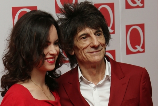 Kytarista Ronnie Wood je opět otcem, manželce Sally se narodila dvojčata.