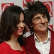 Kytarista Ronnie Wood je opět otcem, manželce Sally se narodila dvojčata.