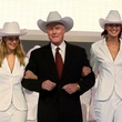Larry Hagman, který se proslavil rolí JR z Dallasu, byl v soukromém životě pěkný výtečník.