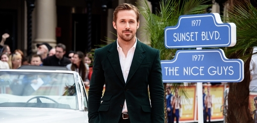 Ryan Gosling momentálně exceluje v komedii Správní chlapi.