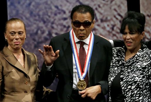 Muhammad Ali s manželkou Lonnie Ali (vlevo) a švagrovou Marilyn Williams.