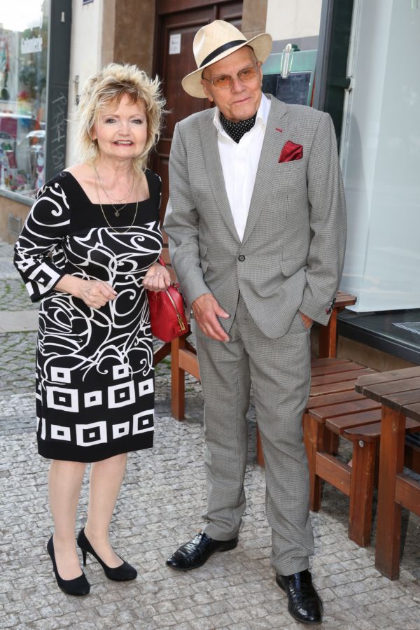 Nechyběli dokonale oblečení manželé Jan Přeučil a Eva Hrušková.