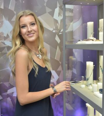 Jitka Nováčková si prohlížela novou kolekci šperků Swarovski.