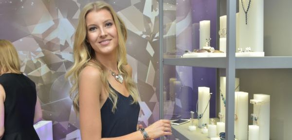 Jitka Nováčková si prohlížela novou kolekci šperků Swarovski.