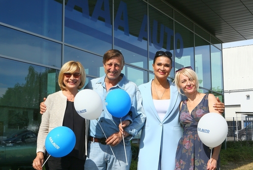 Jana Paulová, Václav Vydra, Mahulena Bočanová a Veronika Žilková společně řádili v autosalonu.