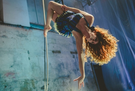 Denisa Nesvačilová si v novém filmu Miluji tě modře zahrála akrobatku.