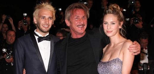 Sean Penn se tváří jako milující táta, svého ubohého syna chtěl ale pojmenovat Steak!