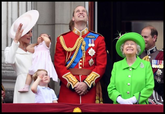 Po druhém boku jí stál vnuk princ William i se svou manželkou a dětmi.