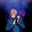 Tom Jones má za sebou těžké období, ale na pódiu pořád umí válet.