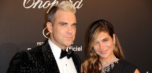 Ayda Field bere divokou minulost svého manžela Robbieho Williamse s humorem.