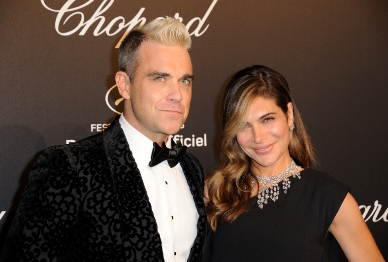Ayda Field bere divokou minulost svého manžela Robbieho Williamse s humorem.