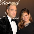 Ayda Field bere divokou minulost svého manžela Robbieho Williamse s humorem.