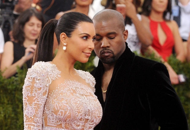Rapperovi většinou dělá v posteli společnost jeho žena Kim Kardashian.