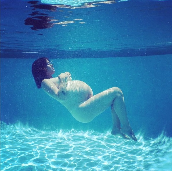 Podvodní fotografie těhotné zpěvačky mají unikátní kouzlo.