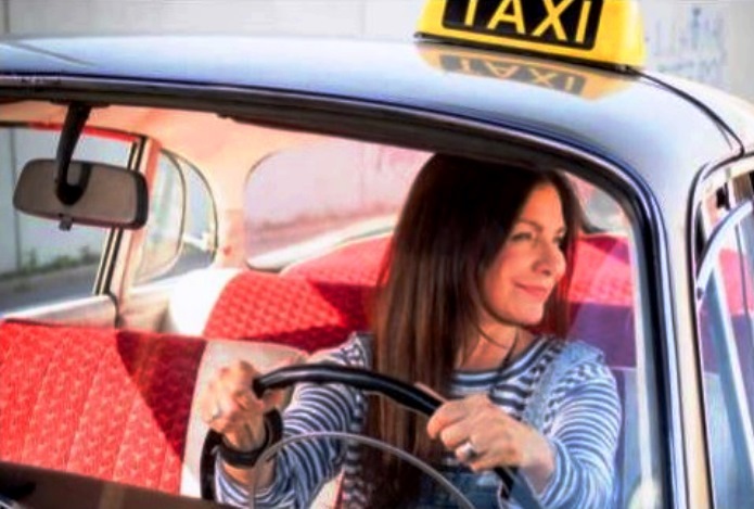 Anna K. ve svm novém klipu rozváží své přátele taxíkem.