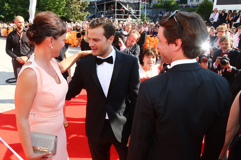 Hvězdný irský herec Jamie Dornan okamžitě spěchal ke své kolegyni.