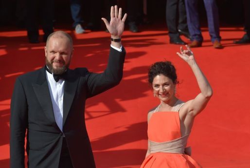 Režisér David Ondříček s partnerkou Marthou Issovou na zahájení filmového festivalu v Karlových Varech.