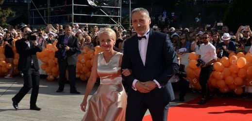 Martin Stropnický s manželkou Veronikou Žilkovou na červeném koberci během zahájení 51. ročníku Mezinárodního filmového festivalu v Karlových Varech.