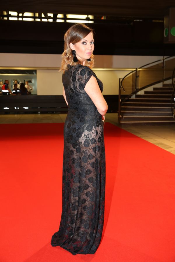 Na zahajovacím ceremoniálu se Bára objevila v šatech z kolekce The Senses, které jí vybrala stylistka Veronika Králová.