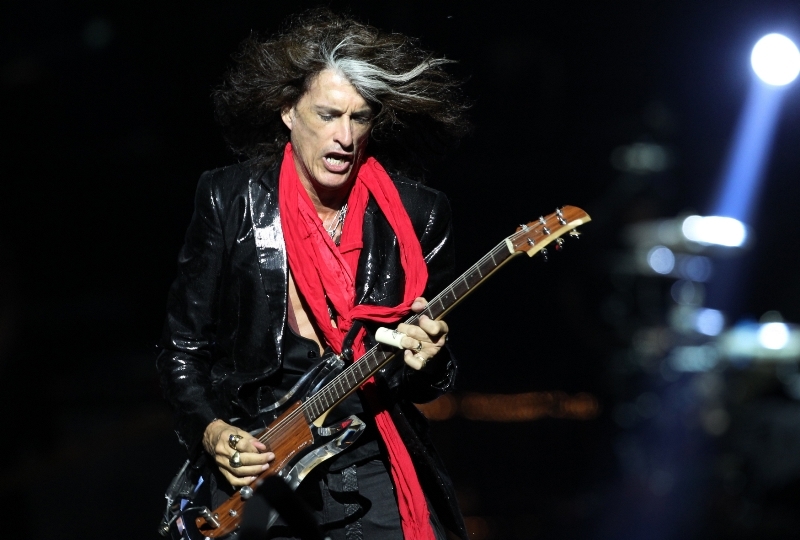 Joe Perry, kytarista skupin Aerosmith a Hollywood Vampires, zkolaboval při koncertě.