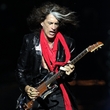 Joe Perry, kytarista skupin Aerosmith a Hollywood Vampires, zkolaboval při koncertě.