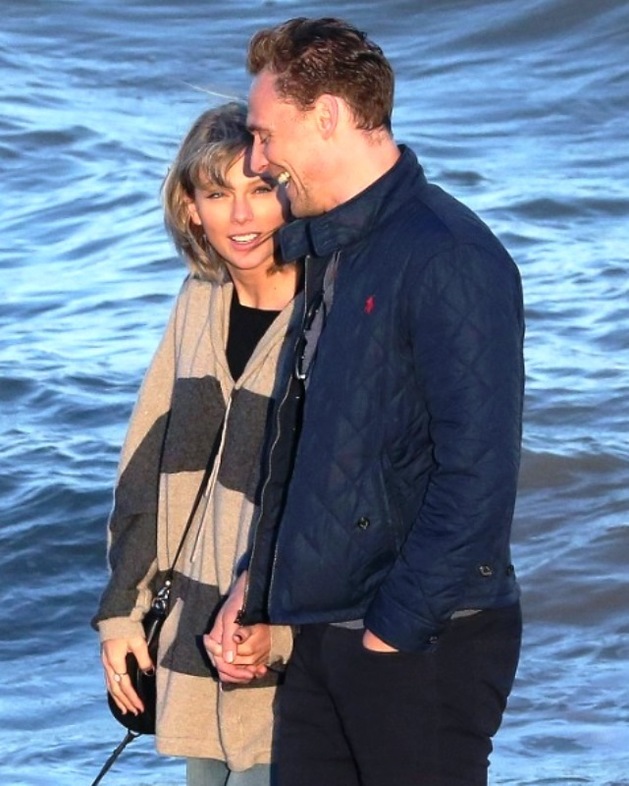 Taylor Swift randí s Tomem Hiddlestonem měsíc, ale prý je to láska jako trám.