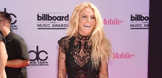 Britney Spears je v životní formě a nejspíš dlouho sama nezůstane.