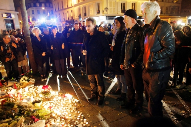 U2 v listopadu společně uctili památku obětí teroristického útoku v klubu Bataclan.