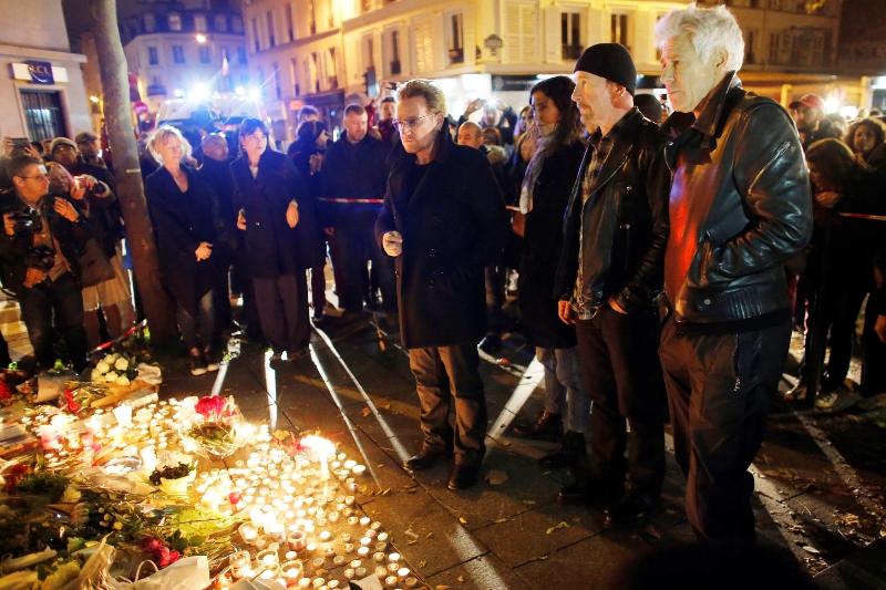 U2 v listopadu společně uctili památku obětí teroristického útoku v klubu Bataclan.
