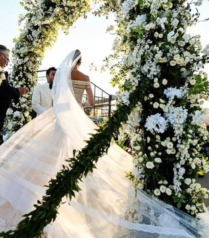 Novomanželé měli krásnou slavobránu z květin, nevěsta oblékla šaty Valentino.